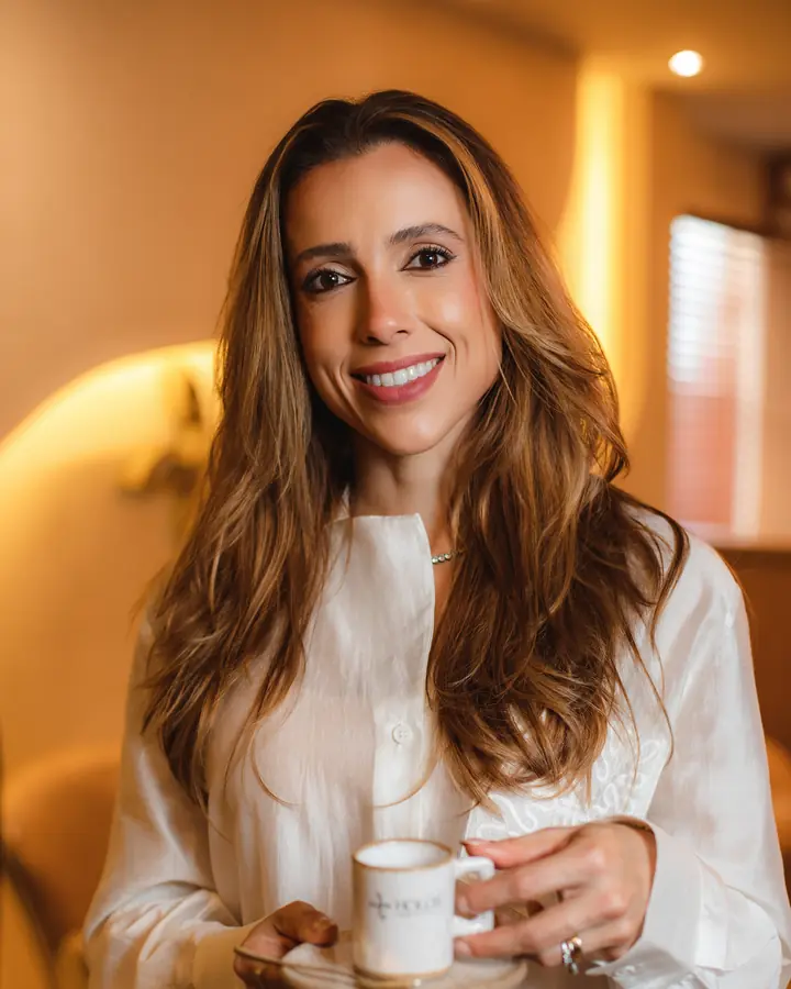 Dra. Raquel Cunha, oftalmologista em Guaxupé-MG, sorrindo no Instituto Holos
